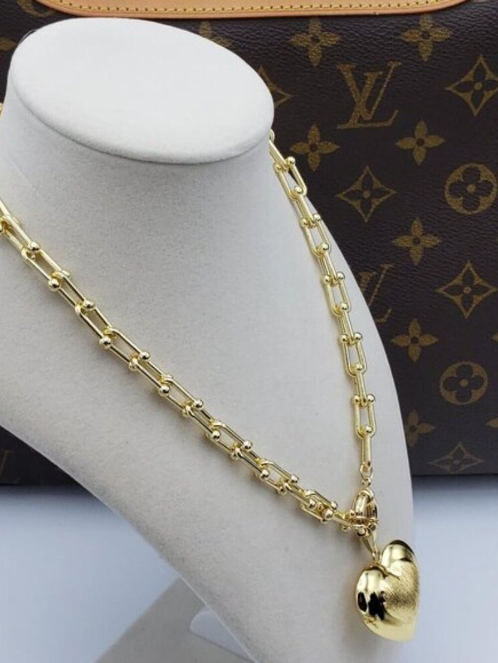 18k Gold Plated Heart Pendant Horse Shoe Necklace - Picture 8 of 10